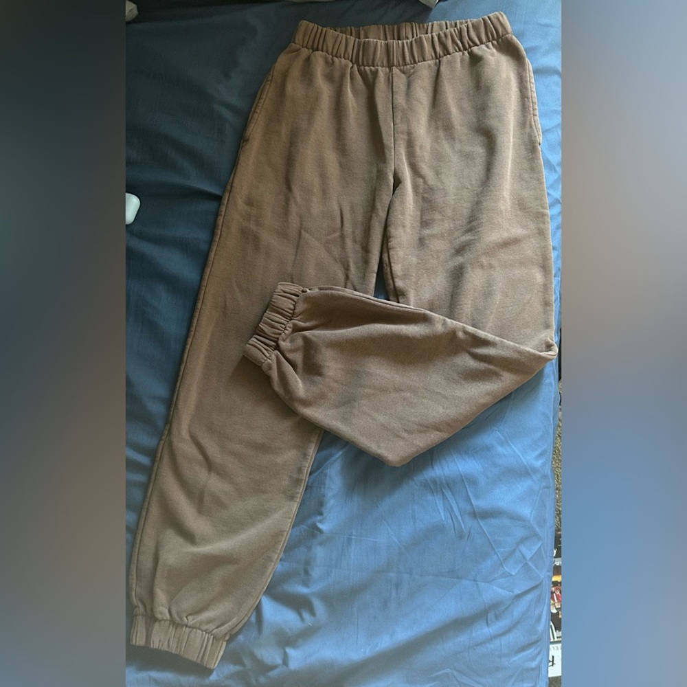 Brandy Melville Brown Sweatpants
OS